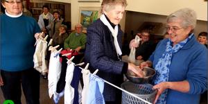 Hier voer die HaS-inwoners â€˜n wasgoedhangstryd.  Dit is duidelik dat Joan Marais (middel) se jarelange ondervinding hiervan in haar guns tel!