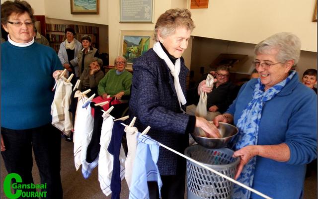 Hier voer die HaS-inwoners â€˜n wasgoedhangstryd.  Dit is duidelik dat Joan Marais (middel) se jarelange ondervinding hiervan in haar guns tel!