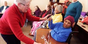 Emma Appel is baie in haar skik met die vis wat sy uitgetrek het â€“ rolstoel en al!