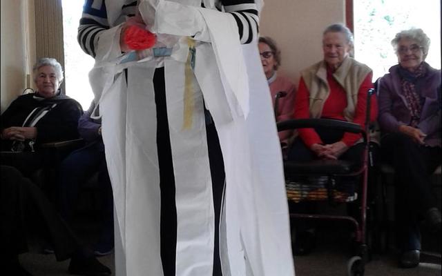 Stella Swart, een van die â€œsusterâ€-bruide, het HaS se inwoners na hul asems laat snak met haar pragtige uitrusting en ruiker.