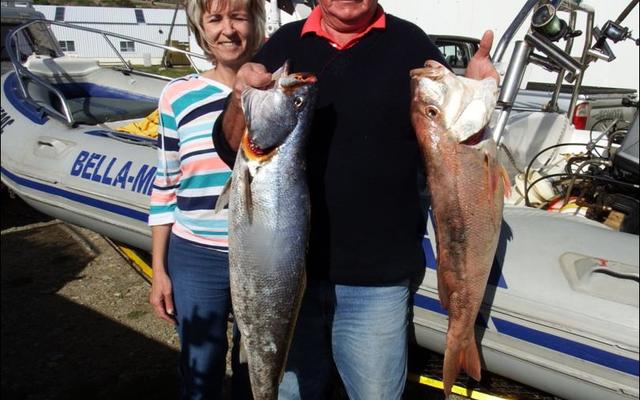 'n Trotse Bev Swart van die Birkenhead Boothengelklub staan saam met sy vrou, Francis by sy boot, Bella-Me met sy twee pragvisse, 'n geelbek (8.25kg) en 'n rooi steenbras (5.9kg).