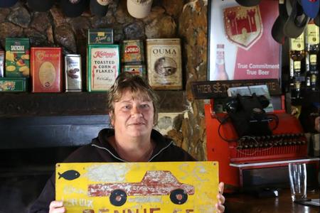 Marietjie Uys hier met die veelbesproke 'Bennie se Rooi Lorrie' naambordjie.