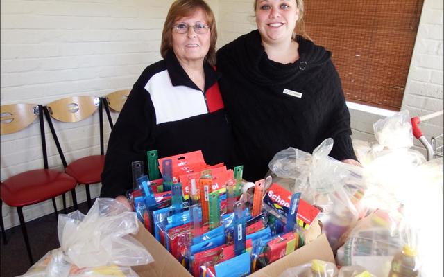 â€˜n Dankbare Melody Scheepers (links) van Gansbaai Helpende Hand het onlangs â€˜n groot hoeveelheid skryfbehoefte-stelle en voedselpakkies in ontvangs geneem wat deur Doulene Els (regs) van Gansbaai Toerisme georganiseer is.
