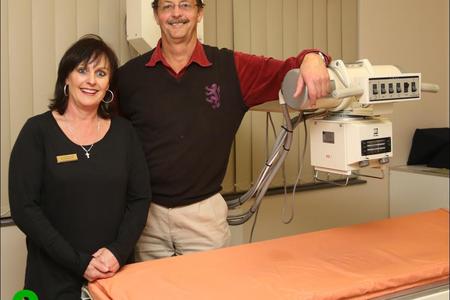 Charmaine Zondagh (radioloog) en Dr Eben Myburgh (diagnostiese radioloog) is reeds goed besig by die nuwe radiologie praktyk in die dorp, wat die noodsaaklikheid van hierdie diens in Gansbaai onderstreep.