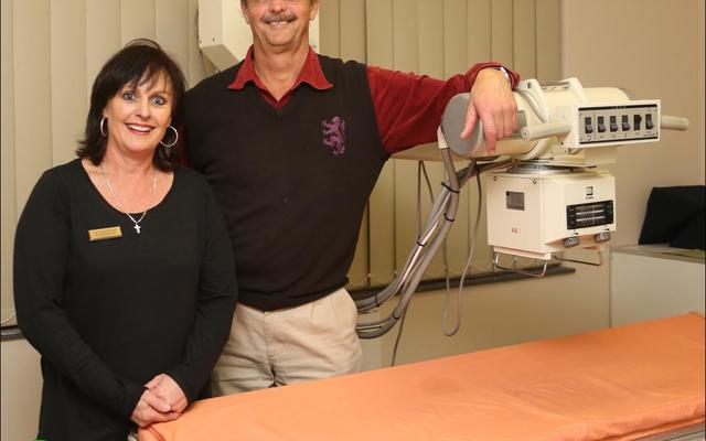 Charmaine Zondagh (radioloog) en Dr Eben Myburgh (diagnostiese radioloog) is reeds goed besig by die nuwe radiologie praktyk in die dorp, wat die noodsaaklikheid van hierdie diens in Gansbaai onderstreep.