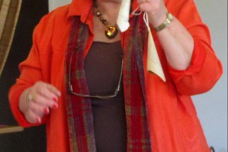 Anita Huisamen tydens haar demonstrasie aan die Bietoubossers vir die maak van engele vir â€˜n Kersboom. 