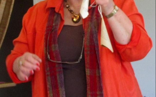 Anita Huisamen tydens haar demonstrasie aan die Bietoubossers vir die maak van engele vir â€˜n Kersboom. 