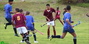 Malin Kaptein (middel) van die Sharkies se hokkiespan lei hier â€˜n aanval op Eben DÃ¶nges se spelers.