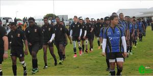 Links stap die gedugte o/19 rugbyspan van die Sharkies saam met Eben DÃ¶nges se o/19â€™s op die veld vir â€˜n titaniese stryd, met die Sharkies wat 43-0 gewen het.