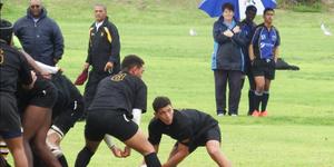 Reaudan Dreyer van die Sharkies laat loop sy agterlyn in die titaniese wedstryd van die o/19â€™s.