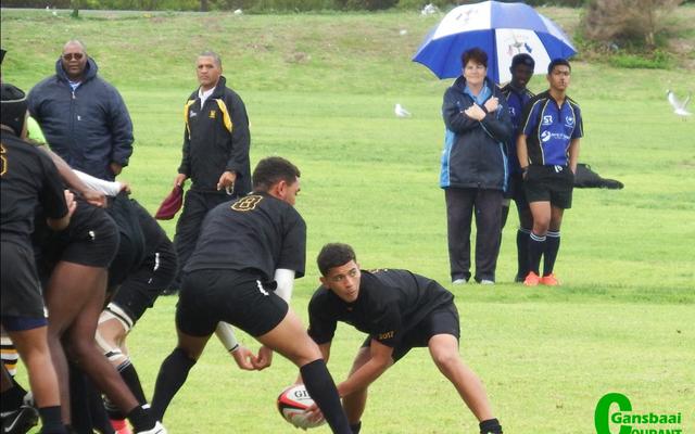 Reaudan Dreyer van die Sharkies laat loop sy agterlyn in die titaniese wedstryd van die o/19â€™s.