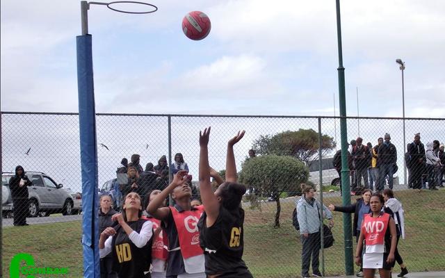 Erin Hansen teken een van die Sharkies se 26 netbalpunte teen Eben DÃ¶nges aan.