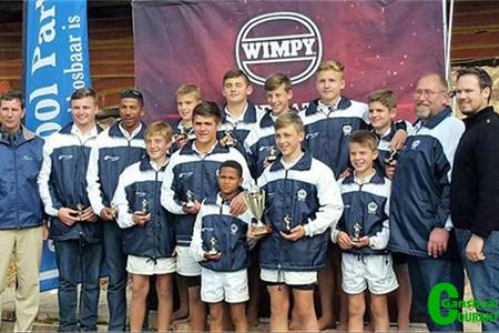 Laerskool Gansbaai se gedugte o/13 7â€™s rugbyspan wat in die B-liga in Mosselbaai as oorwinnaars uit die stryd getree het. Volwassenes van links is die organiseerder van die toernooi saam met Jonathan Doyle en Gordon Cornelius, twee van Laerskool Gansbaai se afrigters. Regs is die borg van die toernooi, met Michiel Geldenhuys, ook â€˜n afrigter, langs hom. 