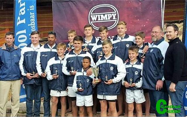 Laerskool Gansbaai se gedugte o/13 7â€™s rugbyspan wat in die B-liga in Mosselbaai as oorwinnaars uit die stryd getree het. Volwassenes van links is die organiseerder van die toernooi saam met Jonathan Doyle en Gordon Cornelius, twee van Laerskool Gansbaai se afrigters. Regs is die borg van die toernooi, met Michiel Geldenhuys, ook â€˜n afrigter, langs hom. 
