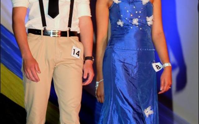 Donnadue de Villiers wat as 2de prins gekroon is, stap vol selfvertroue oor die loopplank saam met die elegante Lindsey Valentine.