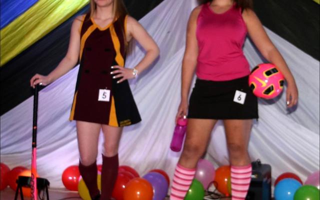 Janine le Roux (links) was baie gewild onder haar aanhangers en dit is duidelik dat sy â€˜n geliefde sportpersoonlikheid by die skool is. Aimelize Geerdts is selfversekerd in haar veelkleurige sportdrag.