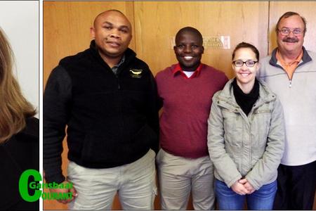 Van links is Bennie Kondokter (Omgewingsbewaringsbeampte), rdl Xoloni Msweli (Voorsitter: Wyk 1), Tanya Smit (Sekretaresse: Operasionele Dienste, mnr Kat Myburgh (Gansbaai Munisipaliteit) en Samuel Memanie (Straatdepartment). Inlas bo links: Hesmarie Engelbrecht (Sekretaresse: Elektro Tegniese Dienste).