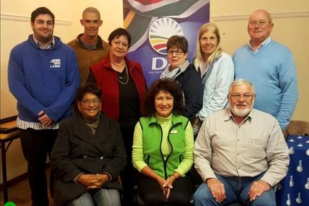 Hulle is voor van links: Moira Opperman (vise-voorsitter), Riana de Coning (voorsitter) en Nico Naude (sekretaris). Agter van links: Clinton van der Byl (lid), Raain Murtz (lid), Ivy van Huysteen (lid), Glenda Kitley (lid), Julia Barlow (tesourier) en Dudley Coetzee (Overstrandse Onderburgemeester).