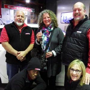 â€˜n Johannesburger was die gelukkige wenner van die Gansbaai Superspargroep se motor. Die wenner, Suretha le Grange, staan agter tussen Jan Fourie (links) en De Wet van Niekerk van Gansbaai Superspar. Voor van links is Prince, die kassier by wie Suretha haar inkopies gedoen het en Riana Enslin.