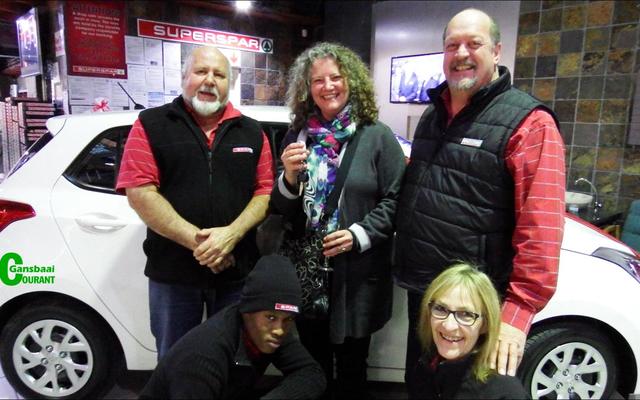 â€˜n Johannesburger was die gelukkige wenner van die Gansbaai Superspargroep se motor. Die wenner, Suretha le Grange, staan agter tussen Jan Fourie (links) en De Wet van Niekerk van Gansbaai Superspar. Voor van links is Prince, die kassier by wie Suretha haar inkopies gedoen het en Riana Enslin.