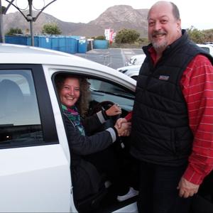 De Wet van Niekerk, mede-eienaar van die Superspar-groep, wens Suretha le Grange â€˜n voorspoedige reis toe met haar splinternuwe wenmotor.