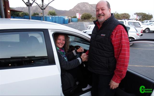 De Wet van Niekerk, mede-eienaar van die Superspar-groep, wens Suretha le Grange â€˜n voorspoedige reis toe met haar splinternuwe wenmotor.