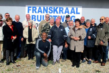 â€˜n Groep patrollielede van Franskraal Buurtwag na afloop van â€˜n voorgeskrewe kursus wat deur Clifton Swartz (voor) van die Departement van Gemeenskapsveiligheid aangebied is.