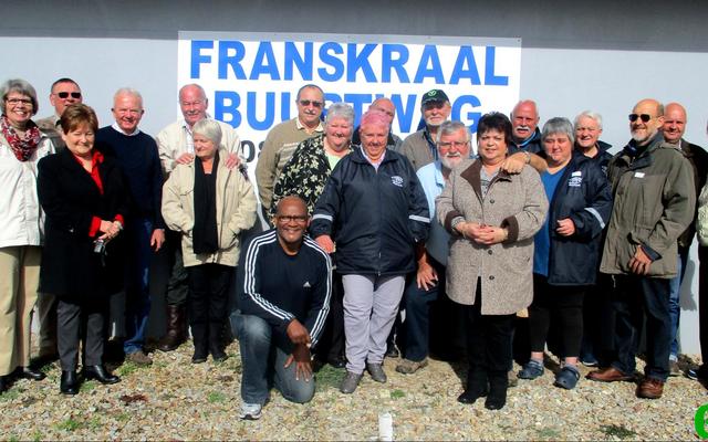 â€˜n Groep patrollielede van Franskraal Buurtwag na afloop van â€˜n voorgeskrewe kursus wat deur Clifton Swartz (voor) van die Departement van Gemeenskapsveiligheid aangebied is.