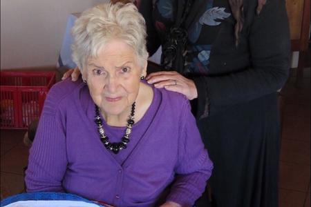 Tannie Joey Nell het hierdie pragtige vroetelkombersie as â€˜n 90ste verjaardaggeskenk ontvang. Vir Rita Delport wat dit met baie sorg en liefde gemaak het, was dit â€˜n belofte wat met deernis gemaak is en net nagekom mÃ³Ã©s word.  