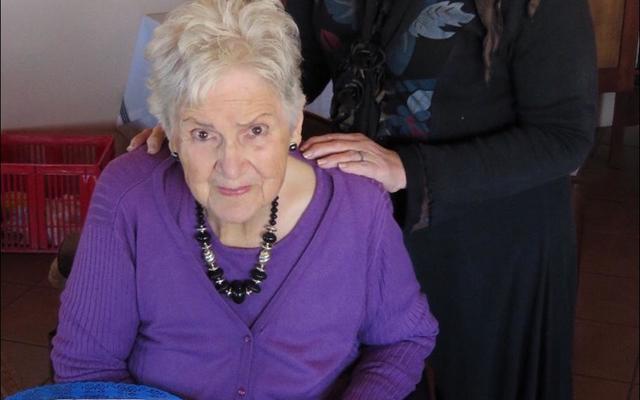 Tannie Joey Nell het hierdie pragtige vroetelkombersie as â€˜n 90ste verjaardaggeskenk ontvang. Vir Rita Delport wat dit met baie sorg en liefde gemaak het, was dit â€˜n belofte wat met deernis gemaak is en net nagekom mÃ³Ã©s word.  