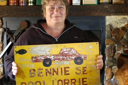 Marietjie Uys met die veelbesproke bordjie, 'Bennie se Rooi Lorrie'.