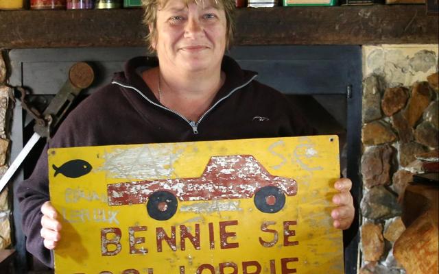 Marietjie Uys met die veelbesproke bordjie, 'Bennie se Rooi Lorrie'.
