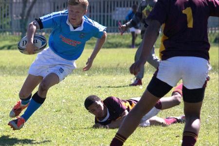 Gansbaaier, MJ du Toit van Hermanus HoÃ«rskool in aksie op die rugbyveld. Hy is in die o/19 7â€™s span opgeneem wat einde vanjaar sy skool in Dubai sal verteenwoordig.
