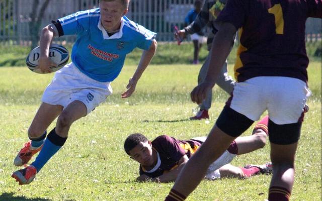 Gansbaaier, MJ du Toit van Hermanus HoÃ«rskool in aksie op die rugbyveld. Hy is in die o/19 7â€™s span opgeneem wat einde vanjaar sy skool in Dubai sal verteenwoordig.