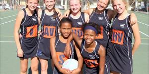 Die o/13 netbalspan van Laerskool De Villiers Graaff is agter van links:  Franci van der Merwe, CarolÃ© Franken, Anke Both, Carlize Lingenfelder en Lizzy Thomson.  Voor:  Anke Davids en Buhle Ntengu.  