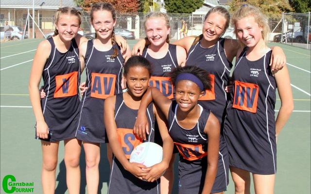 Die o/13 netbalspan van Laerskool De Villiers Graaff is agter van links:  Franci van der Merwe, CarolÃ© Franken, Anke Both, Carlize Lingenfelder en Lizzy Thomson.  Voor:  Anke Davids en Buhle Ntengu.  