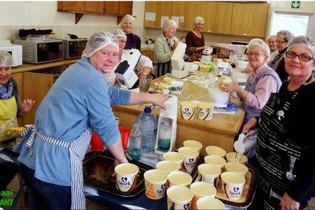 Daar word behoorlik gewoeker met diÃ© dat Herberg-aan-See Tehuis vir Bejaardes (HaS) se jaarlikse basaar om die draai is. 1 000 pasteie is reeds netjies weggebÃªre vir die groot dag en op die meegaande foto is â€˜n groep vroue besig met die tweede baksel van â€˜n duisend pasteie. 100 dosyn koeksisters is ook gereed vir die groot koop- en eetdag wat Saterdag, 23 September plaasvind.  Kleinkoekies, groot koeke, plaasvars groente en smaaklike etes wag op basaargangers. 