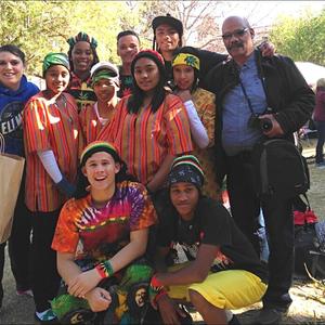 Dit is hoe die Marimbas geklee was tydens hulle wenitem. Voor van links Izaan Newman en Sebastian Johnson. Middel van links Rialet Marais (afrigter), Daylen Tobias, Jaygon Visagie, Heidri Loff en Kaylin Robertson. Agter van links SimornÃ© Europa, Ulrich Visagie, Lorenzo Geldenhuis en Tommy Wilson (skoolhoof).