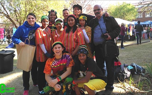 Dit is hoe die Marimbas geklee was tydens hulle wenitem. Voor van links Izaan Newman en Sebastian Johnson. Middel van links Rialet Marais (afrigter), Daylen Tobias, Jaygon Visagie, Heidri Loff en Kaylin Robertson. Agter van links SimornÃ© Europa, Ulrich Visagie, Lorenzo Geldenhuis en Tommy Wilson (skoolhoof).