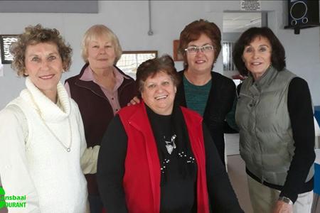 Gansbaai se â€˜skilpadvrouâ€™ staan hier by lede van Kleinbaai se See- en Teekring na afloop van â€˜n baie interessante praatjie oor skilpaaie.  Van links is Hannelie Kellerman, Francia van Dyk, Cynthia MÃ¶ller en AnnaMarie de Villiers.