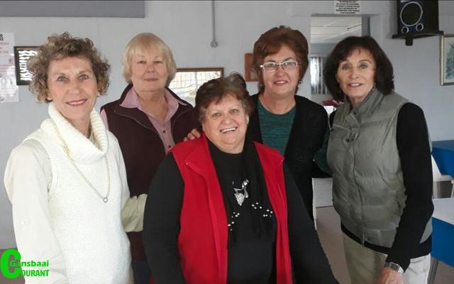 Gansbaai se â€˜skilpadvrouâ€™ staan hier by lede van Kleinbaai se See- en Teekring na afloop van â€˜n baie interessante praatjie oor skilpaaie.  Van links is Hannelie Kellerman, Francia van Dyk, Cynthia MÃ¶ller en AnnaMarie de Villiers.