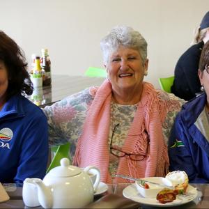 Riana de Coning (links) het haar breispan verlede week bedank vir hierdie liefdestaak wat hulle jaar na jaar verrig, tydens middagkoffie by Black Mountain Coffee Diner. â€˜n Ou staatmakerbreier, Claudine Oâ€™Connor kuier hier saam met  Glenda Kitley.  