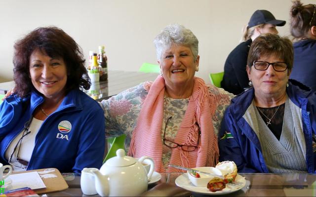 Riana de Coning (links) het haar breispan verlede week bedank vir hierdie liefdestaak wat hulle jaar na jaar verrig, tydens middagkoffie by Black Mountain Coffee Diner. â€˜n Ou staatmakerbreier, Claudine Oâ€™Connor kuier hier saam met  Glenda Kitley.  