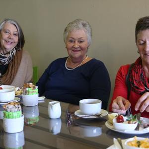 Vera Tredoux en Suzanne Smith, saam met Janie Steynberg (koÃ¶rdineerder) is reeds besig om tuis te brei vir volgende jaar se projek.  Ander breiers wat die middag saam geniet het is Shirley Allen en Ena Smal (nie op die foto nie).