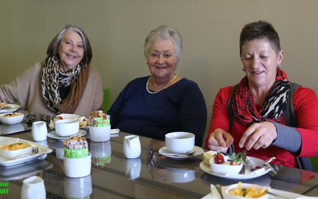 Vera Tredoux en Suzanne Smith, saam met Janie Steynberg (koÃ¶rdineerder) is reeds besig om tuis te brei vir volgende jaar se projek.  Ander breiers wat die middag saam geniet het is Shirley Allen en Ena Smal (nie op die foto nie).