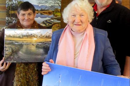 Twee Bietoubossers was in ekstase toe hulle elk een van Riaan Jacobs, gasspreker, se pragtige fotoâ€™s met â€˜n looitjietrekking gewen het. Van links is Marie Groenewald, Alta Pelteret en Riaan Jacobs.