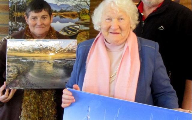 Twee Bietoubossers was in ekstase toe hulle elk een van Riaan Jacobs, gasspreker, se pragtige fotoâ€™s met â€˜n looitjietrekking gewen het. Van links is Marie Groenewald, Alta Pelteret en Riaan Jacobs.
