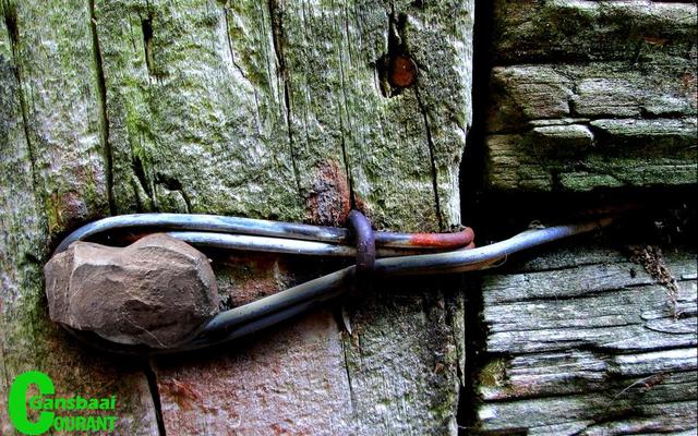 Piet Visagie se foto  â€œWine tieâ€ van â€˜n deurslot teen â€˜n gehawende houtdeur, het vir pragtige teksture gesorg. In die â€œTekstuurâ€ kategorie behaal hy â€˜n goue toekenning. 