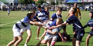 In die middel klou Hugo Carstens soos â€˜n neet aan die bal, met vlnr Daniel Hanekom, Daniel Mans (weggesteek) en NieldrÃ© Groenewald wat hom ondersteun. 