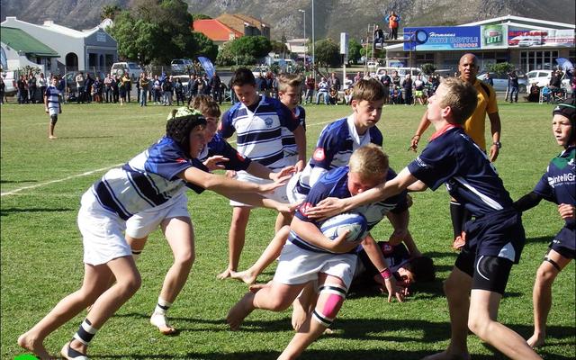 In die middel klou Hugo Carstens soos â€˜n neet aan die bal, met vlnr Daniel Hanekom, Daniel Mans (weggesteek) en NieldrÃ© Groenewald wat hom ondersteun. 